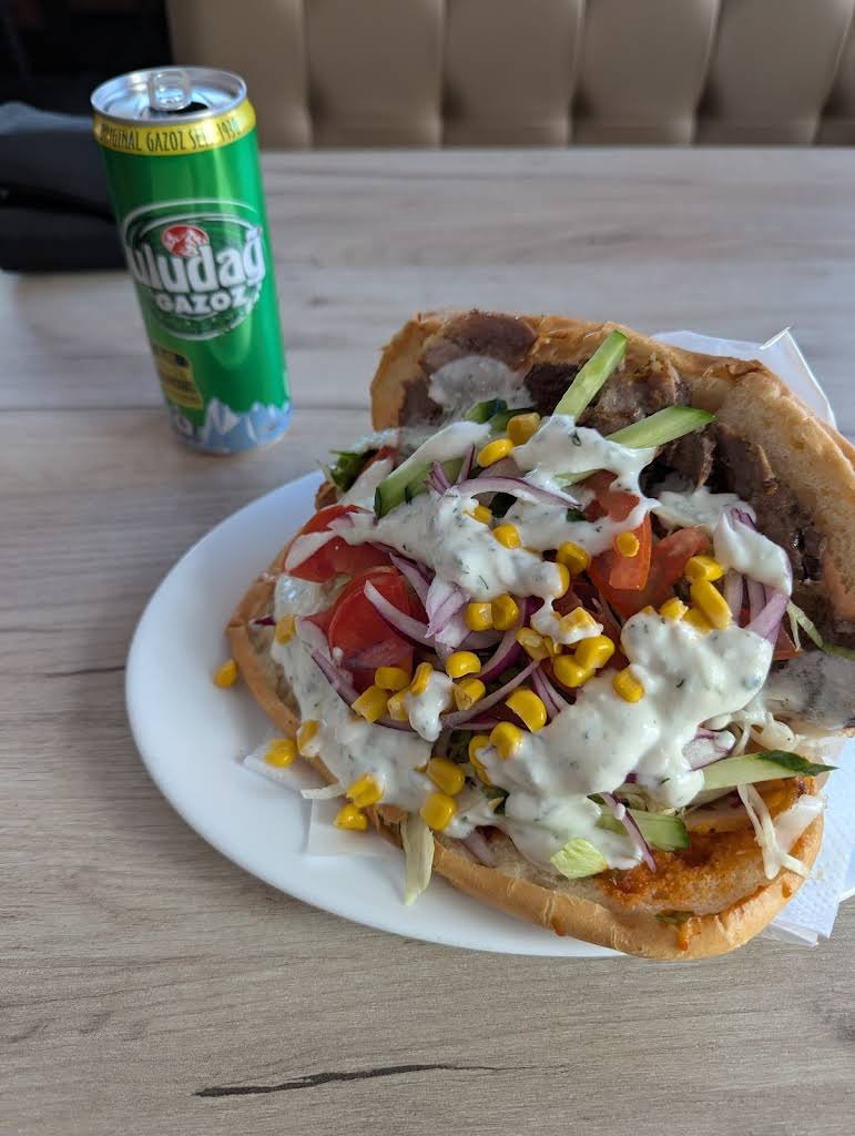 Döner Kebab von Tavin mit Fleisch, Salat, Mais und Sauce