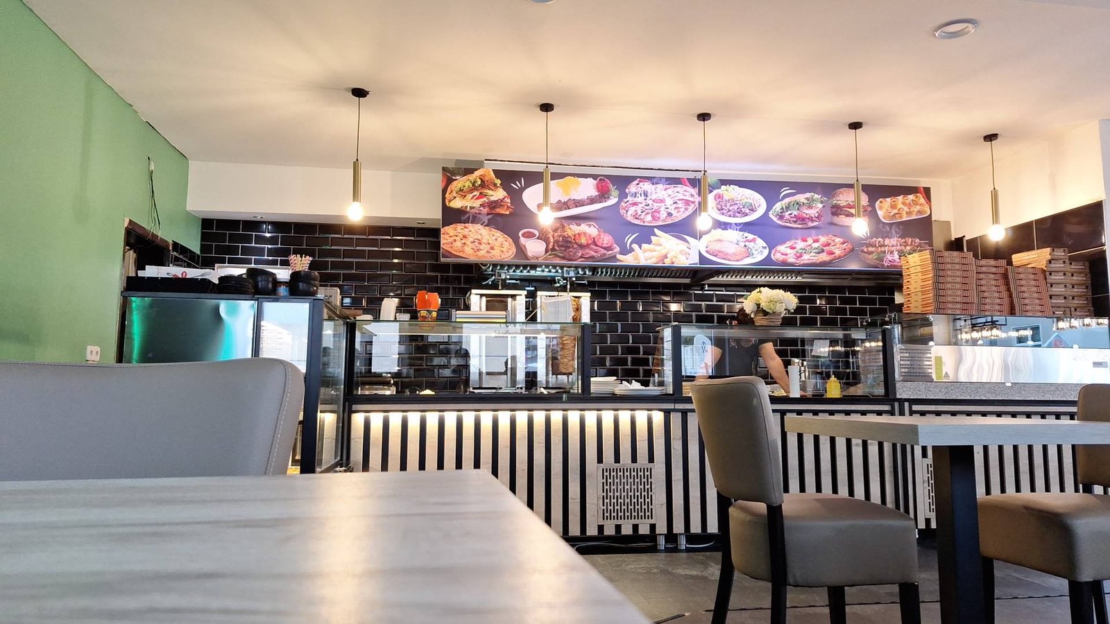 Sitzbereich und Theke im Restaurant Tavin
